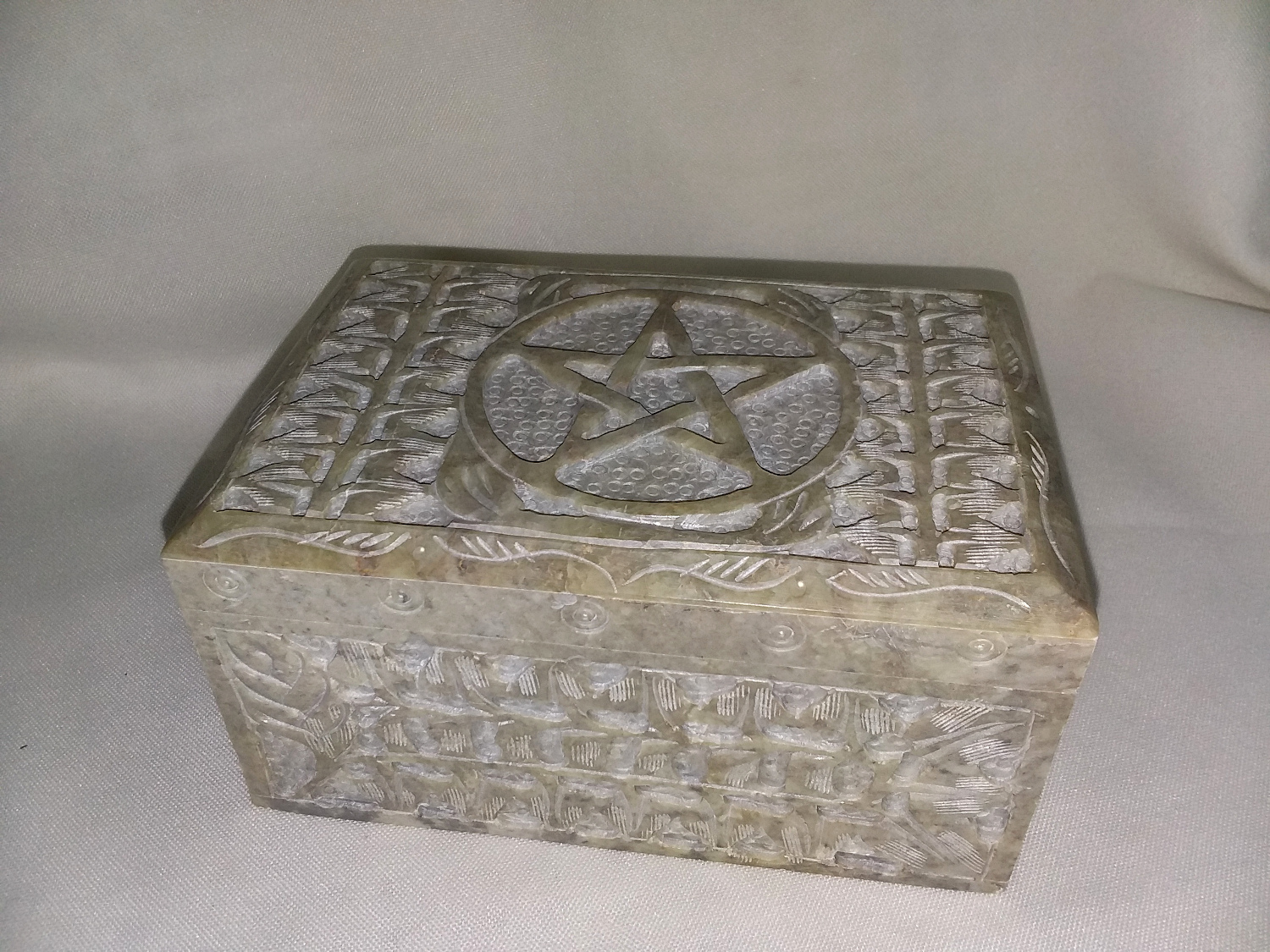 Pentacle and floral carved soapstone velvet lined box - last one - Click Image to Close