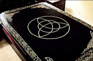 Triquetra Tapestry, Black & Gold 72"x108" - Click Image to Close