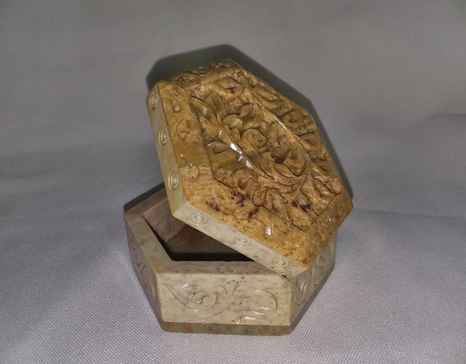 Floral carved soapstone box with hinged lid - Click Image to Close