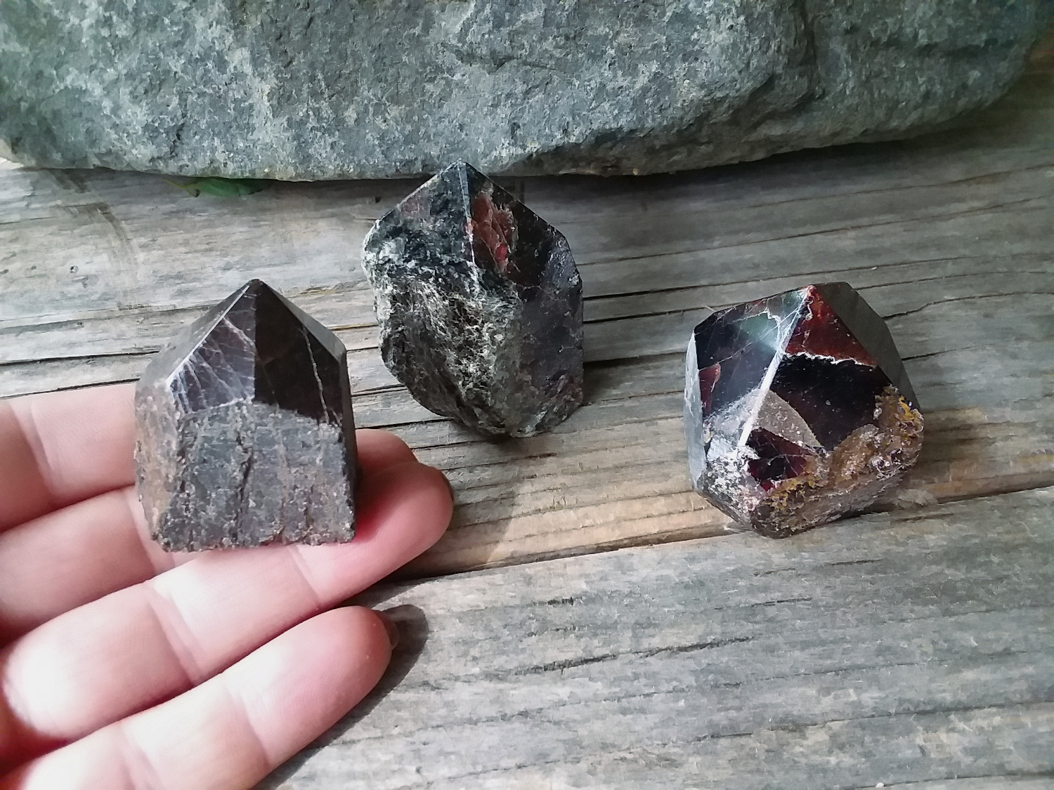 Garnet top polished standing point - small